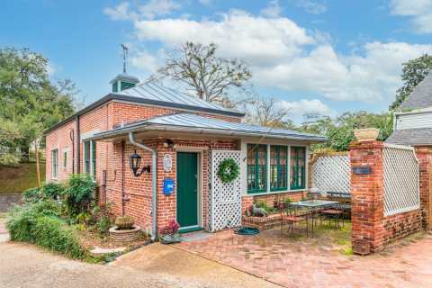 You Can Spend The Night In An Old Carriage House At This Unique Mississippi Airbnb          