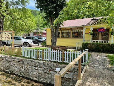 You'll Stop At Ice Cream Delights In Arkansas For The Sweets And Stay For The Eats