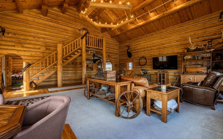 the dining room of Almosta Ranch Lodge in Wyoming