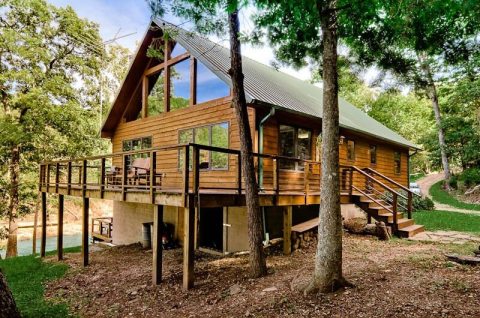 Forget The Resorts, Rent This Charming Waterfront Retreat In Arkansas Instead