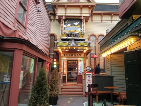 The '50s Inspired Diner In Coastal Maine That Will Help You Get Your Kicks Without Having To Travel Route 66