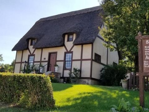 Your Inner Anglophile Is Sure To Love The Charming Anne Hathaway Cottage And Shakespeare Garden In South Dakota