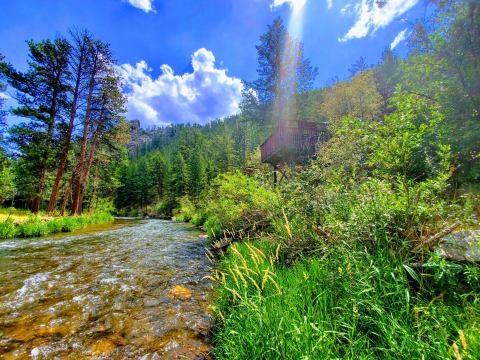 This River Cabin Resort In Colorado Is The Ultimate Spot For A Getaway