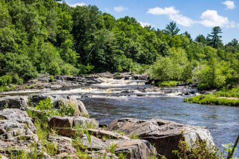 One Of The Best-Kept Summer Secrets In Wisconsin, This Waterfall Beach Is Perfect For A Fun Day Trip