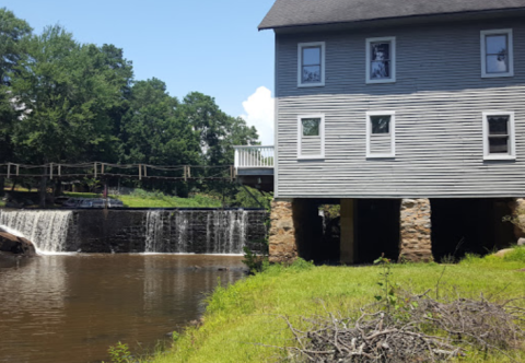 Frank’s In Georgia Is A Classic Waterfront Restaurant Set In An Old Mill