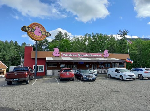 This Award-Winning Restaurant In New Hampshire's White Mountains Serves BBQ And Pizza You'll Love