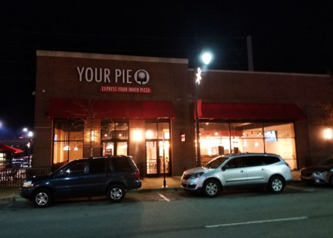 You Can Build Your Very Own Pizza At This Alabama Restaurant