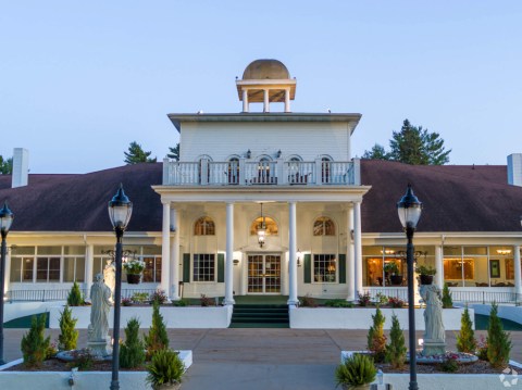 Stay With The Legends of Ghosts and Gangsters At This Wisconsin Hotel On A Hidden Island