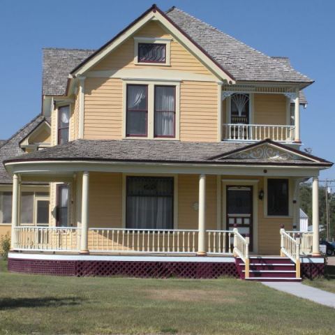 Sneak Away To This 1906 Victorian-Style Bed And Breakfast In Kansas For A Peaceful Getaway