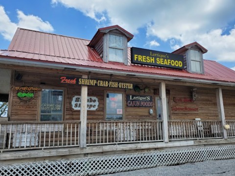 Visit This Rustic Market Tucked Away In An Alabama Beach Town For Fresh And Delicious Seafood