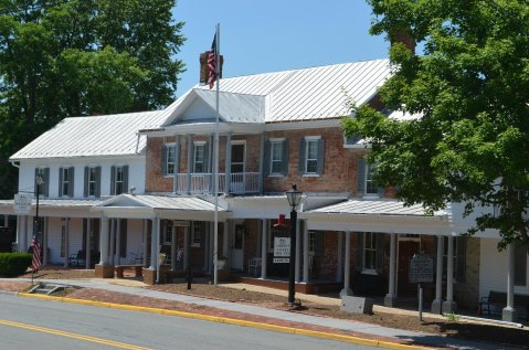 The Historic Wayside Inn In Virginia Is Notoriously Haunted And We Dare You To Spend The Night