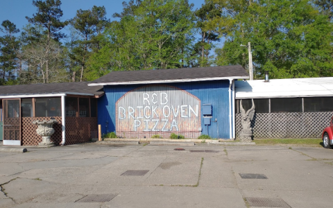 Don't Make The Mistake Of Passing Up R&B Brick Oven Pizza, A Mississippi Hole-In-The-Wall That Serves Mouthwatering Pies