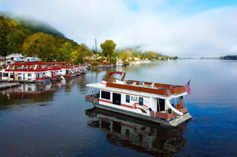 Not Many People Know That You Can Take A Week-Long Houseboat Cruise Along The Mississippi In Iowa