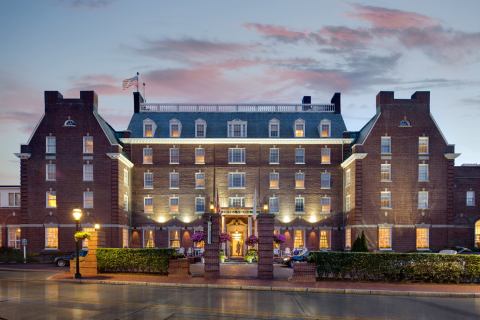 The Historic Hotel Viking In Rhode Island Is Notoriously Haunted And We Dare You To Spend The Night