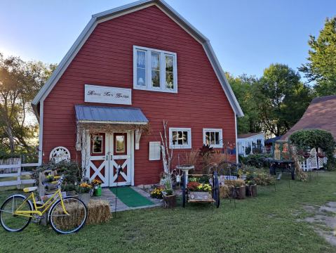 This Adorable Two-Story Barn Boutique In Minnesota Is A Treasure Trove Of Amazing Antique And Vintage Finds