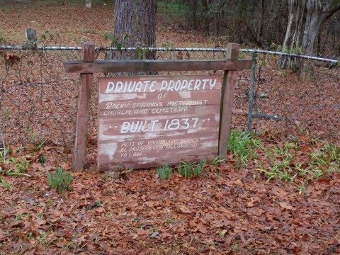 The Mississippi Ghost Town That's Perfect For An Autumn Day Trip