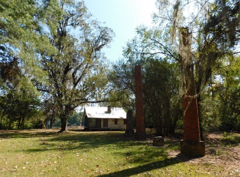 The Alabama Ghost Town That's Perfect For An Autumn Day Trip