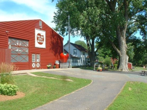 The One-Of-A-Kind Pine Tree Apple Orchard In Minnesota Serves Up Fresh Homemade Pie To Die For