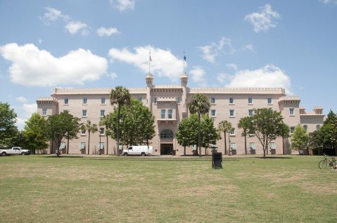 The Historic Embassy Suites In South Carolina Is Notoriously Haunted And We Dare You To Spend The Night