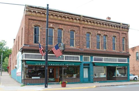 Dining At Lindell Chocolate Shoppe Restaurant In Michigan Is Like Stepping Back In Time