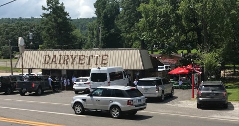 The Burgers And Shakes From This Middle-Of-Nowhere Arkansas Drive-In Are Worth The Trip