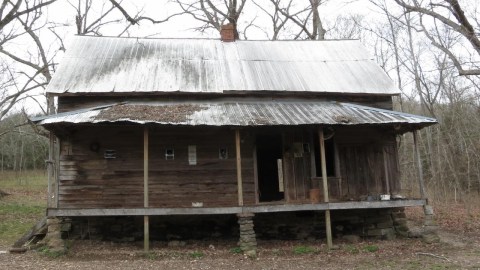 Built In The 1900s And Long Abandoned, Granny Henderson's Cabin In Arkansas Continues To Attract Travelers