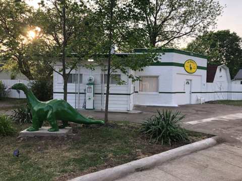 There’s A Vintage Garage-Themed Airbnb In Indiana And It’s The Perfect Little Hideout