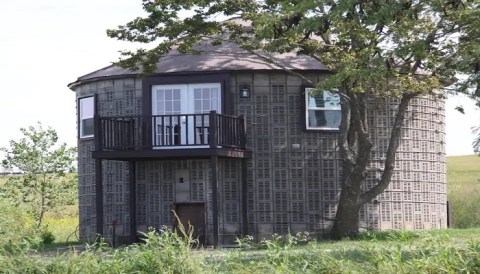 Wake Up In A Lakeside Vineyard At This Crab Orchard Airbnb In Nebraska