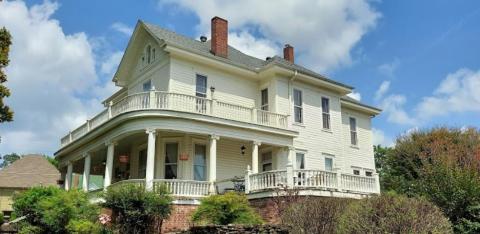 This 130-Year-Old Arkansas Bed & Breakfast Offers A Peaceful Sanctuary To Guests