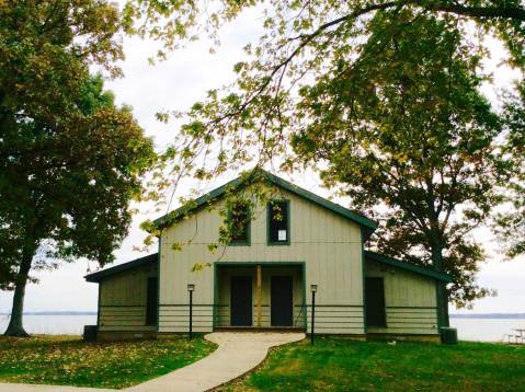 You'll Fall In Love With The Beautiful Lakeside Scenery At These Cottages In Illinois