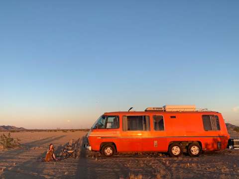 A Super-Retro 70s RV Is A Funky Glamping Glen Hidden In Milwaukee