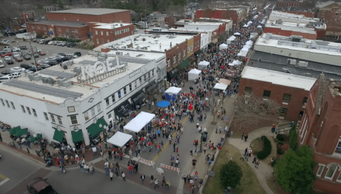 Experience The Dickens Of A Christmas Near Nashville That's Straight Out Of A Hallmark Christmas Movie