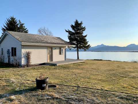 Take In Mountain Views From The Hot Tub At Your Cozy Alaskan Cottage On The Bay