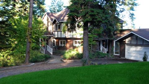 This Secluded Log House Bed And Breakfast In Idaho Is What Dreams Are Made Of