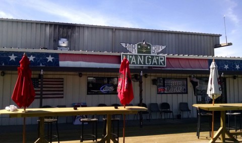 You Can Watch Planes Land At This Underrated Restaurant In Alabama