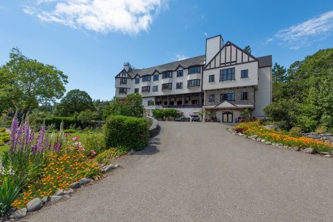 This 100-Year-Old Northern California Hotel Offers A Redwoods Getaway To Guests