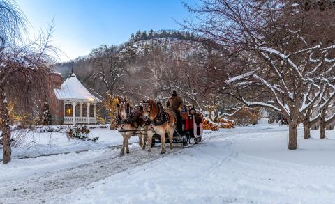 Ride Through New Hampshire's Wintery Landscape While Sipping Hot Cocoa On The Nestlenook Sleigh Ride