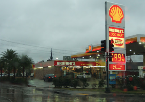 The Most Delicious Fried Chicken Is Hiding Inside This Unsuspecting New Orleans Gas Station