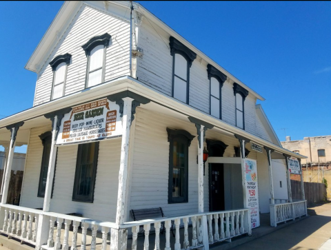 You'll Love Visiting Glur's Tavern, A Nebraska Restaurant Loaded With Local History