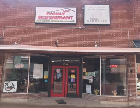 The Beloved Hole-In-The-Wall That Serves The Arguably Best Fried Chicken In All Of Kansas