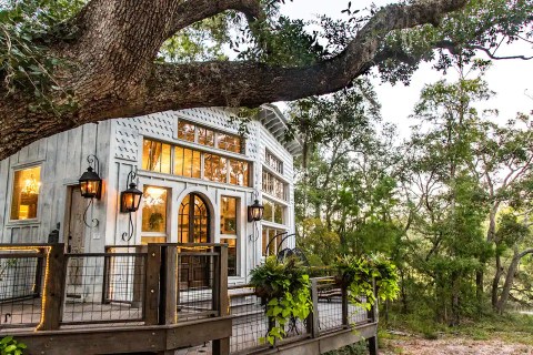 This Treehouse Airbnb In South Carolina Comes With Its Own Outdoor Movie Theater