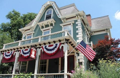 This 150-Year-Old Rhode Island Bed & Breakfast Offers Expansive Ocean Views To Guests