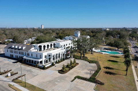 The Most Famous Hotel In Mississippi Is Also One Of The Most Historic Places You'll Ever Sleep