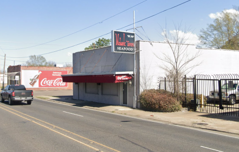 This Seafood Hotspot In Louisiana Has Been Serving Up Some Of The Best Oysters Since 1952