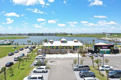 The Beachy Restaurant Near New Orleans That's Surrounded By The Most Breathtaking Waterfront Views