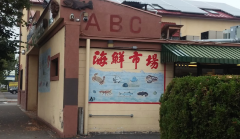 The Biggest Dungeness Crab In The Pacific Northwest Can Be Found At This Unassuming Seafood Market In Oregon