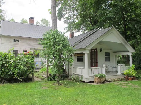 An Overnight Stay At This Cute Cottage In Connecticut Costs Less Than $100 A Night And Will Take You Back In Time