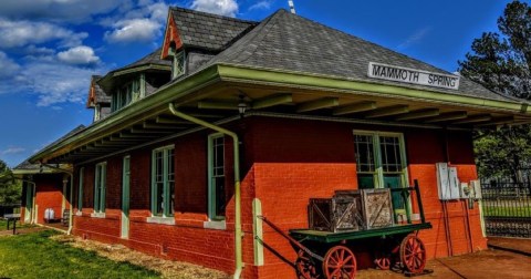 As If Frozen In Time, The Mammoth Spring Frisco Depot Is Filled With Realistic, Life-Size Figures