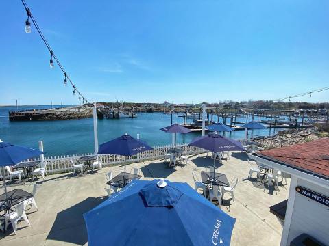 This Massachusetts Seafood Spot Offers Fresh Food Cooked Straight From The Boat