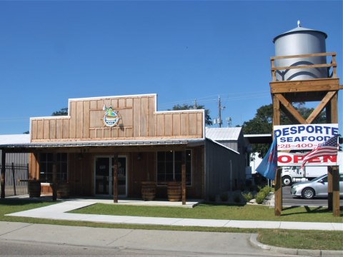 This Mississippi Seafood Spot Offers Fresh Food Cooked Straight From The Boat